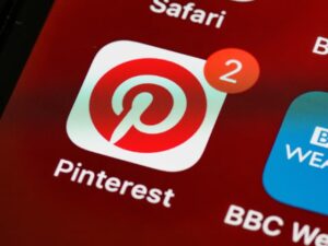 Logo do Pinterest em fundo bordo.